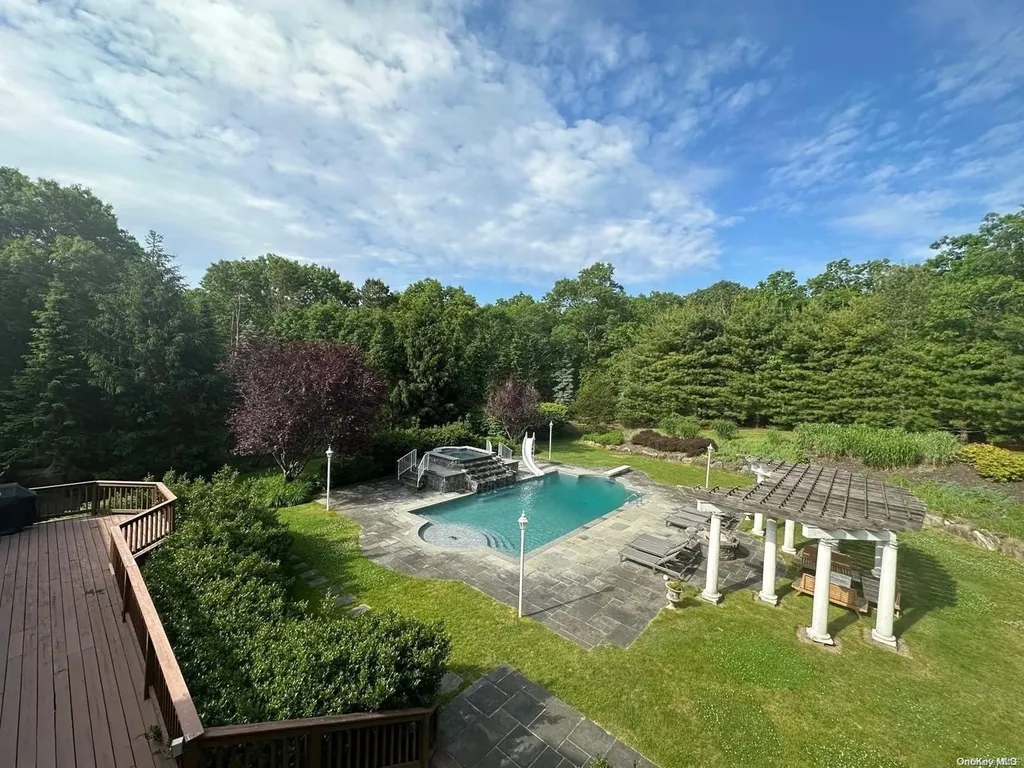 19 Tanglewood Trail Hampton Bays NY 11946