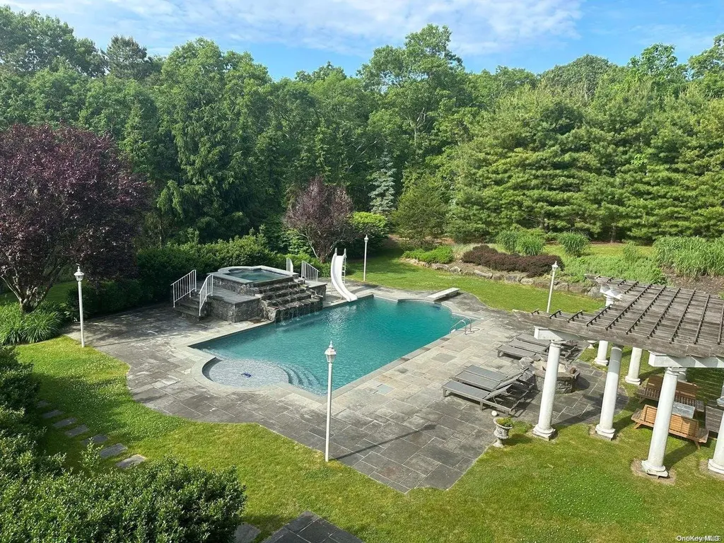 19 Tanglewood Trail Hampton Bays NY 11946