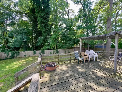 82 Ryder Avenue North Babylon NY 11703