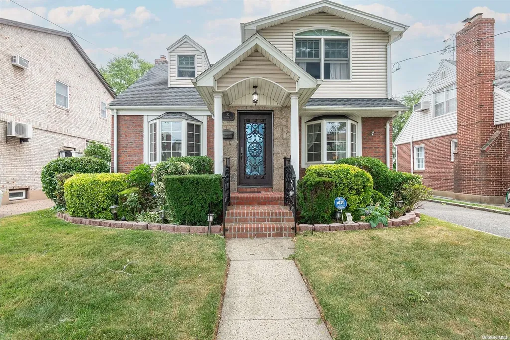 32 Pilgrim Street New Hyde Park NY 11040