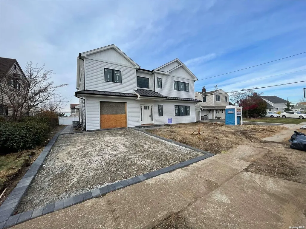 18 Hidden Lane Westbury NY 11590