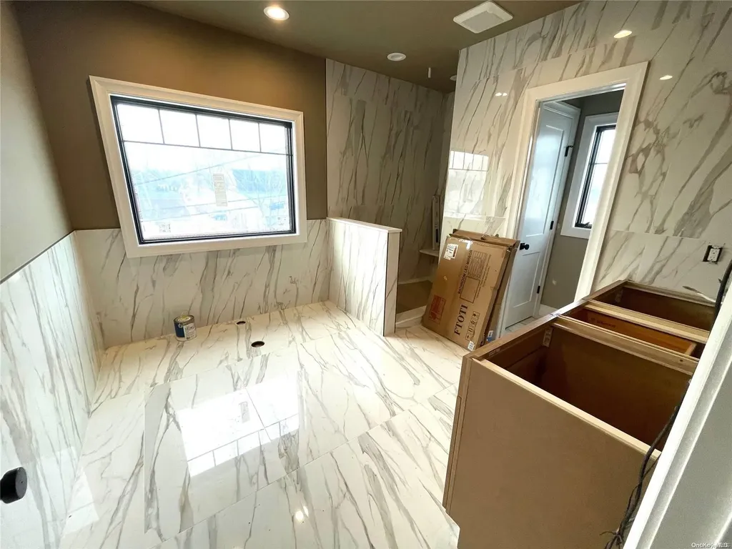 18 Hidden Lane Westbury NY 11590