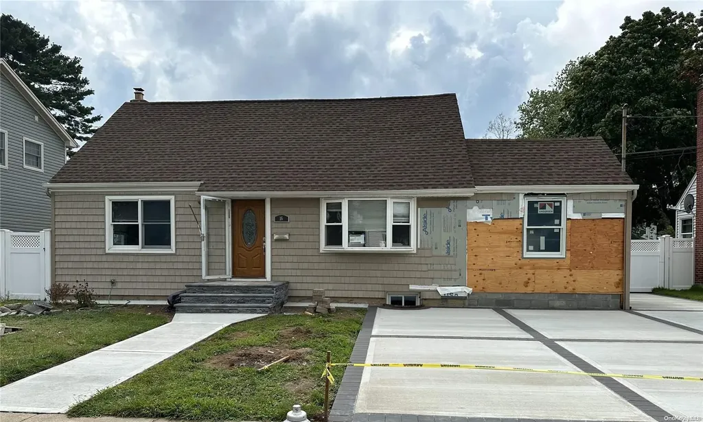 16 Cornwall Lane Hicksville NY 11801