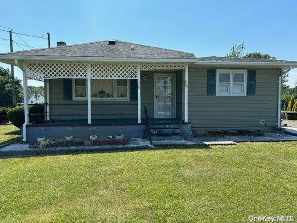 217 Doctors Path Riverhead NY 11901