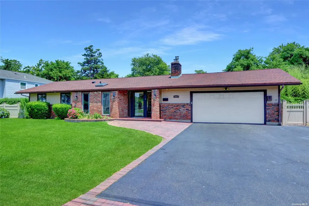 831 E Bay Drive West Islip NY 11795