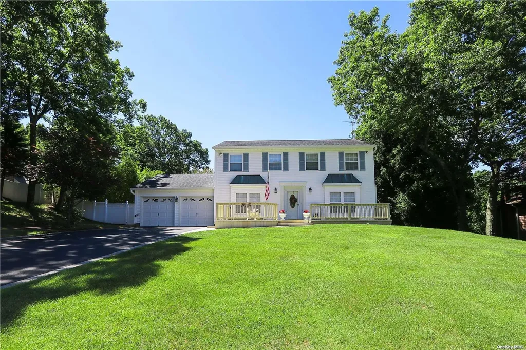 4 Kim Place Kings Park NY 11754