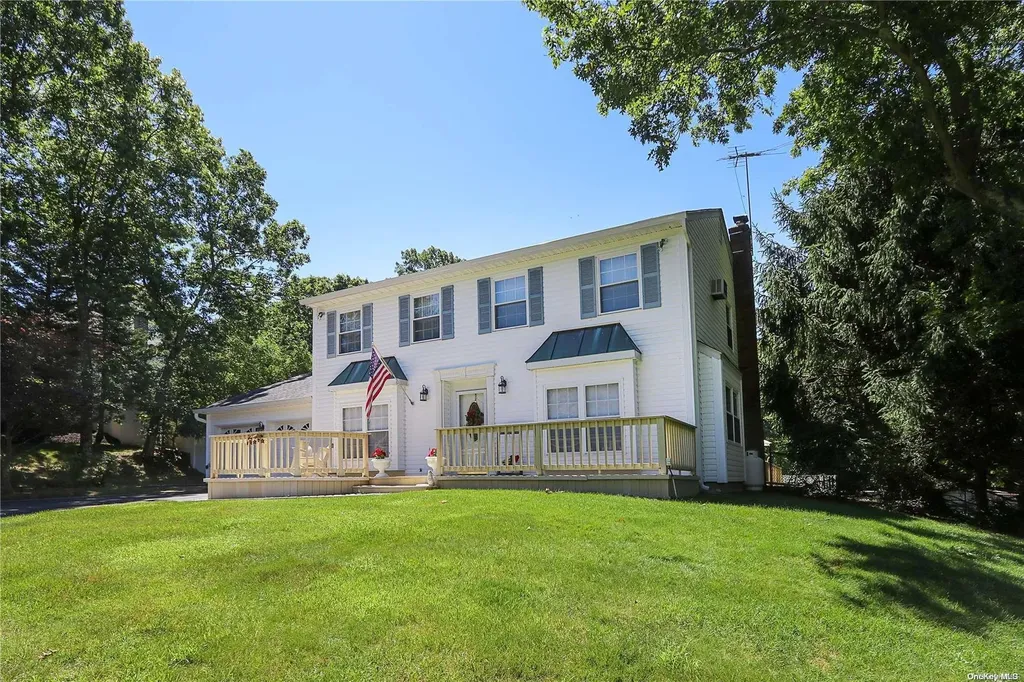 4 Kim Place Kings Park NY 11754