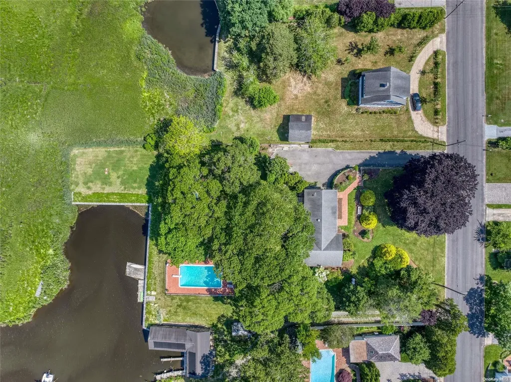 3 Bishop Avenue Westhampton NY 11977