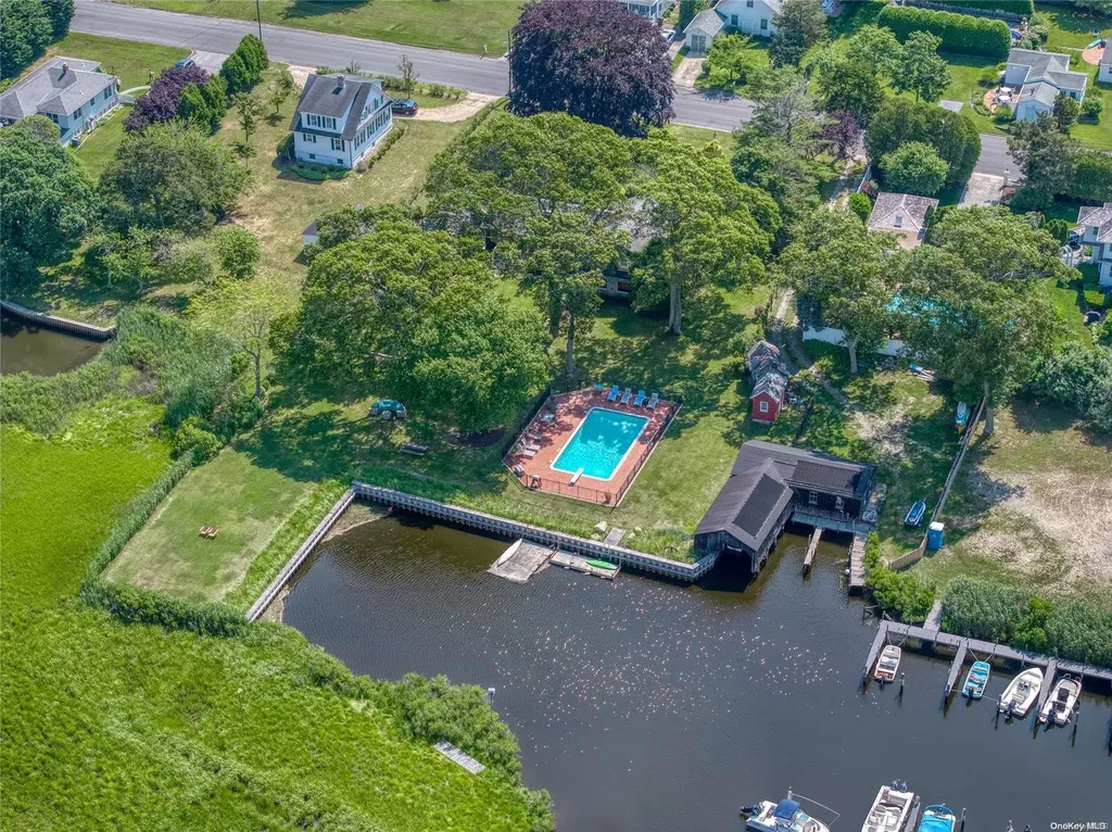 3 Bishop Avenue Westhampton NY 11977