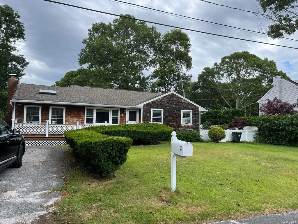 7 Seaside Avenue Hampton Bays NY 11946