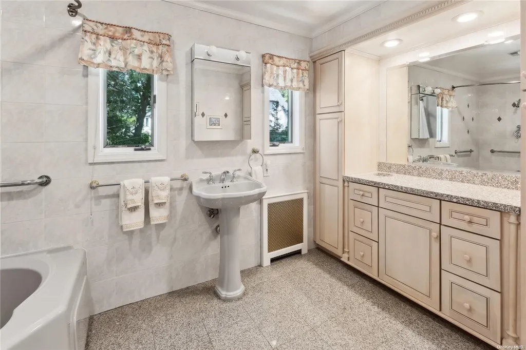 64 Rolling Hill Road Manhasset NY 11030