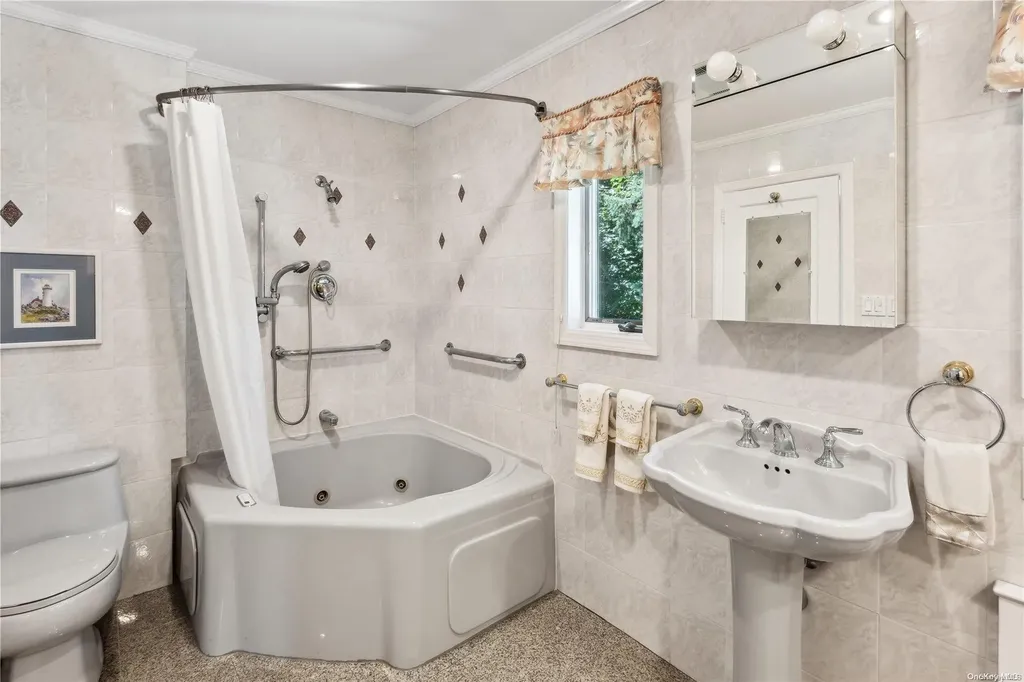 64 Rolling Hill Road Manhasset NY 11030