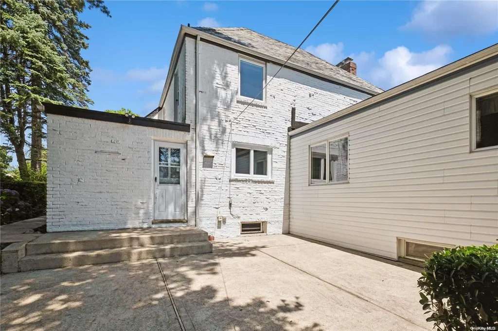 64 Rolling Hill Road Manhasset NY 11030