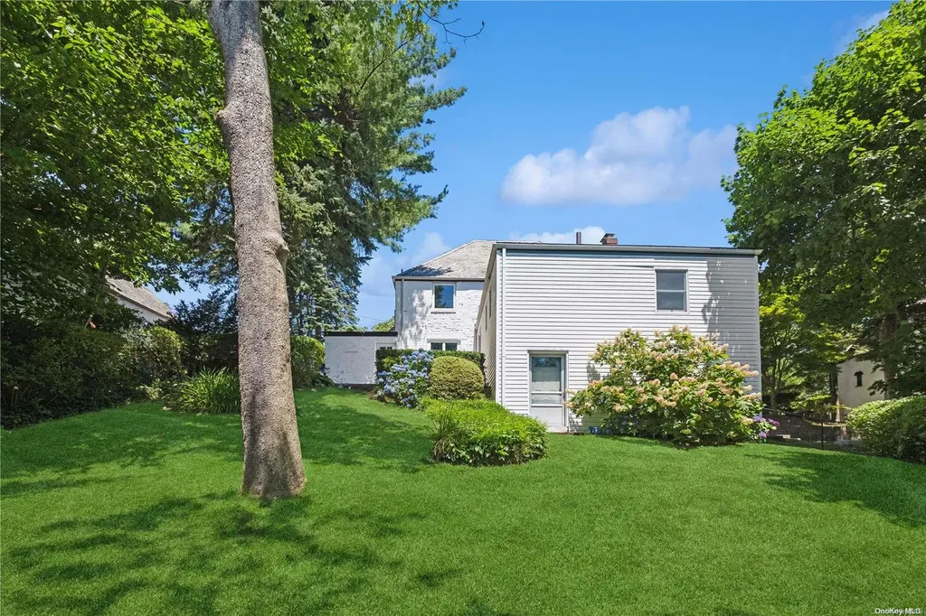 64 Rolling Hill Road Manhasset NY 11030