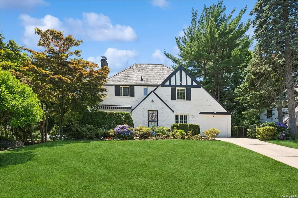 64 Rolling Hill Road Manhasset NY 11030
