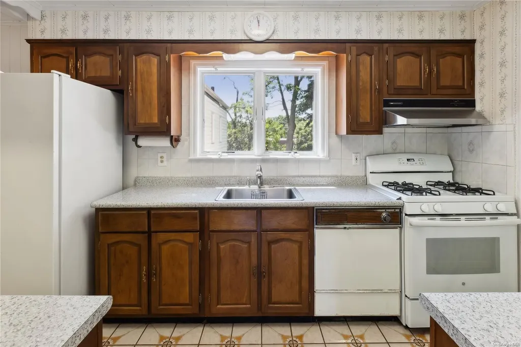 64 Rolling Hill Road Manhasset NY 11030