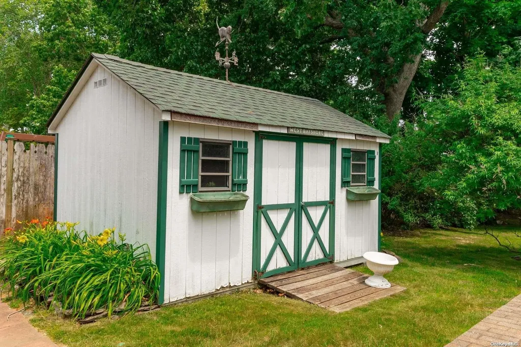 979 Aberdeen Road Bay Shore NY 11706