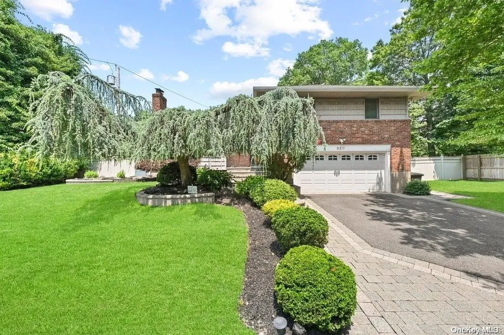 920 Gloucester Court Westbury NY 11590