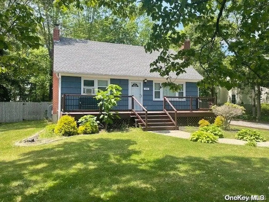 385 Carnation Drive Shirley NY 11967