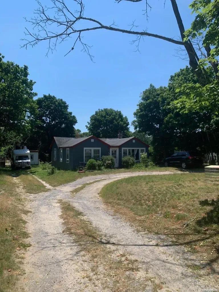 13 King Street Hampton Bays NY 11946