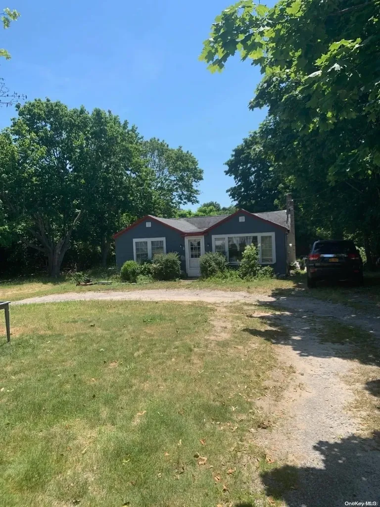 13 King Street Hampton Bays NY 11946