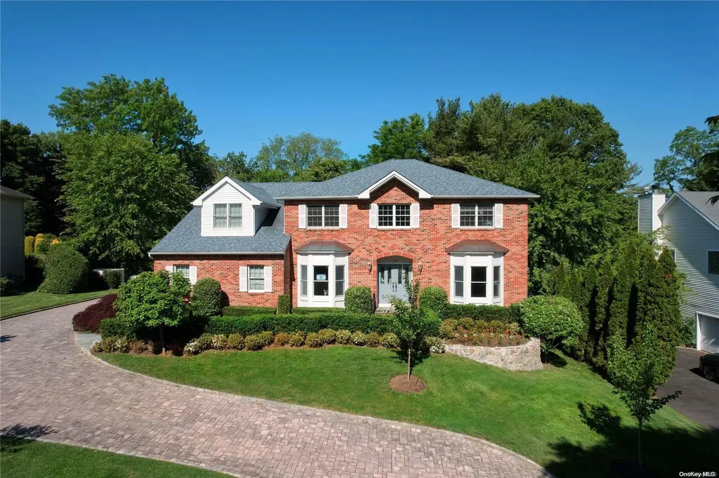 47 Davis Lane Roslyn NY 11576