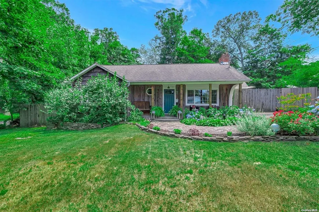 2 Roslyn Avenue Selden NY 11784