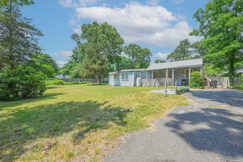 549 Granny Road Medford NY 11763