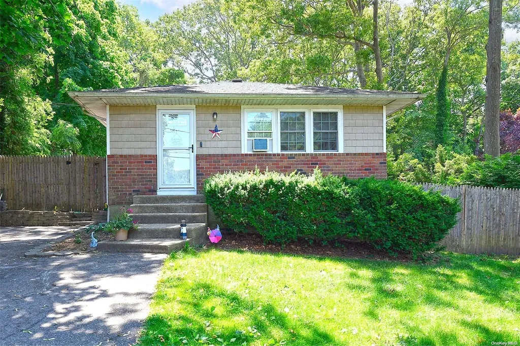 52 Ridgewood Avenue Selden NY 11784