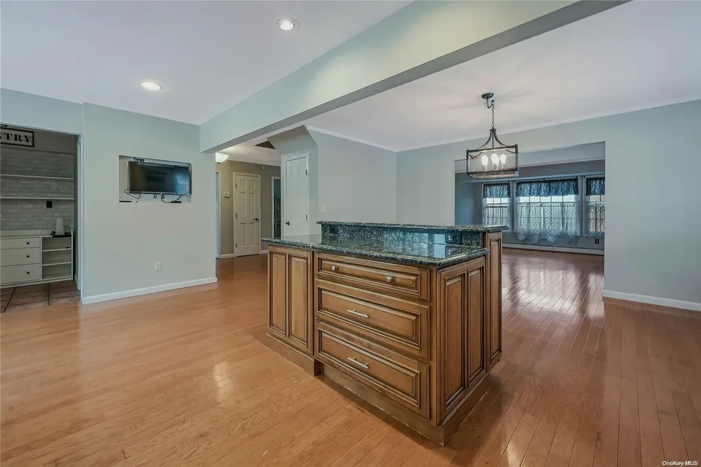 6 Gate Lane West Islip NY 11795