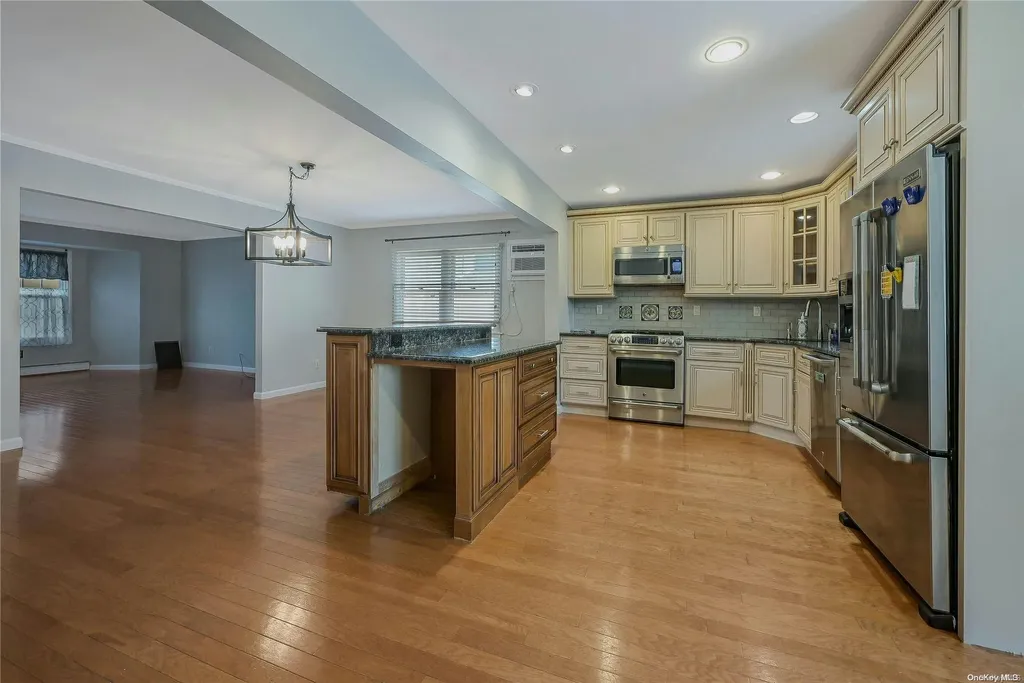 6 Gate Lane West Islip NY 11795