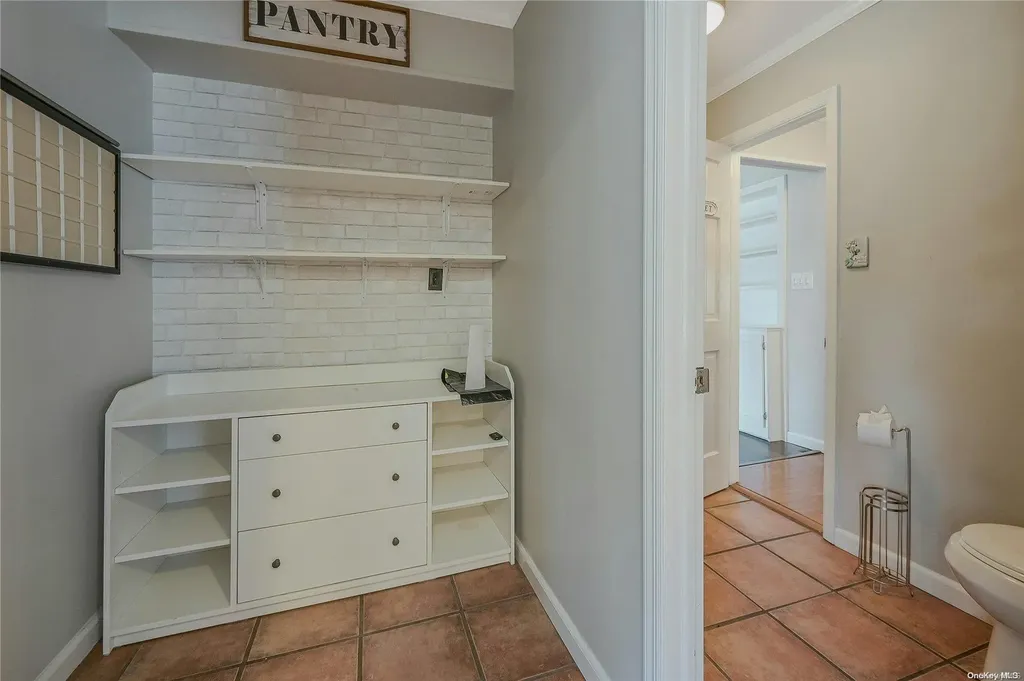 6 Gate Lane West Islip NY 11795