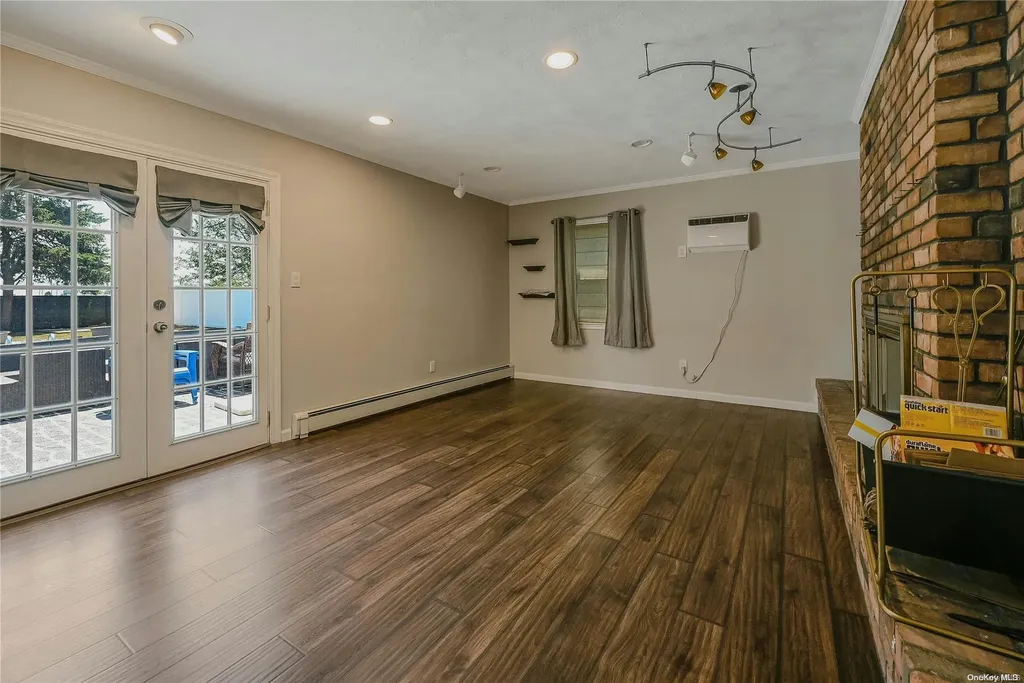 6 Gate Lane West Islip NY 11795