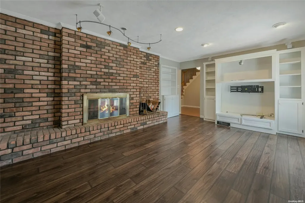 6 Gate Lane West Islip NY 11795