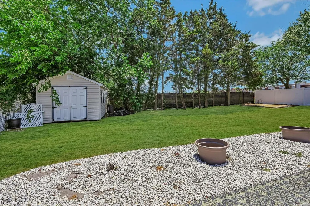 6 Gate Lane West Islip NY 11795