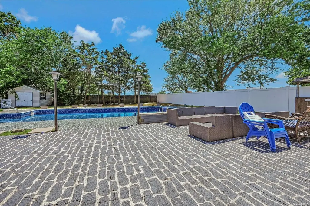 6 Gate Lane West Islip NY 11795