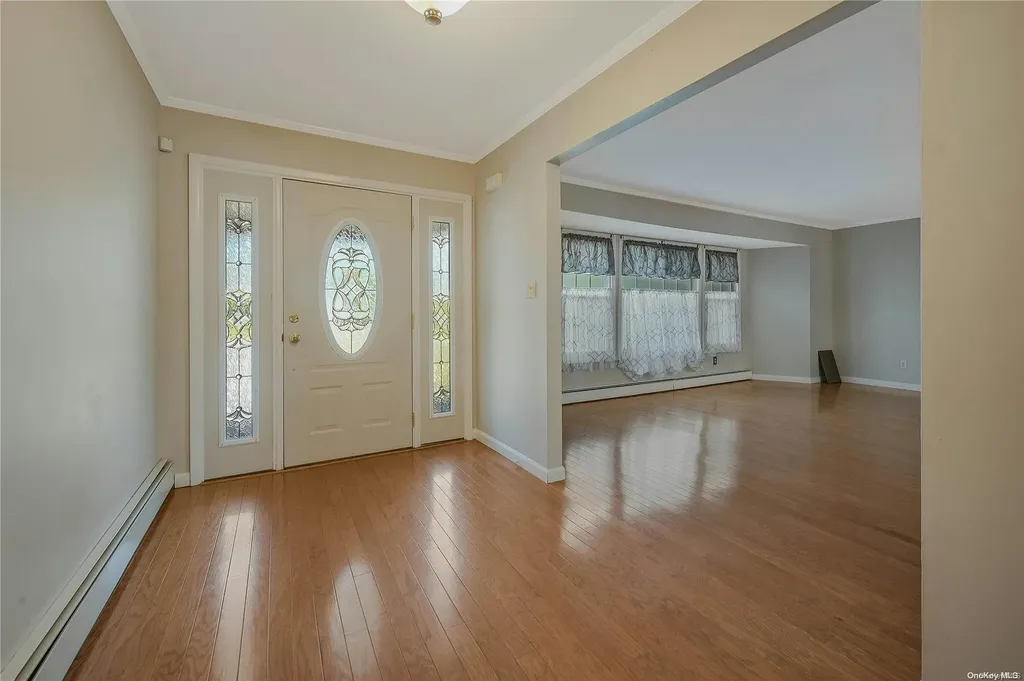 6 Gate Lane West Islip NY 11795