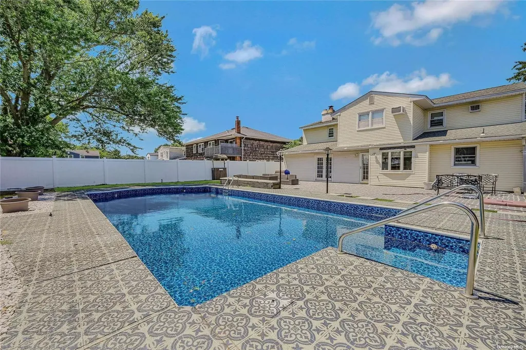 6 Gate Lane West Islip NY 11795