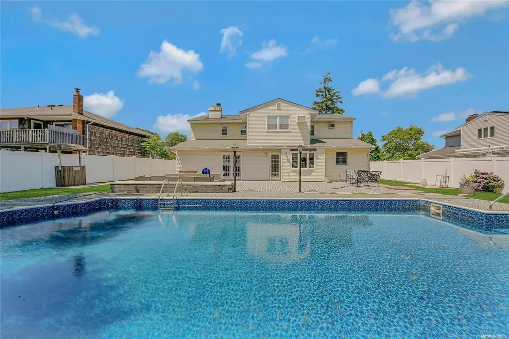 6 Gate Lane West Islip NY 11795