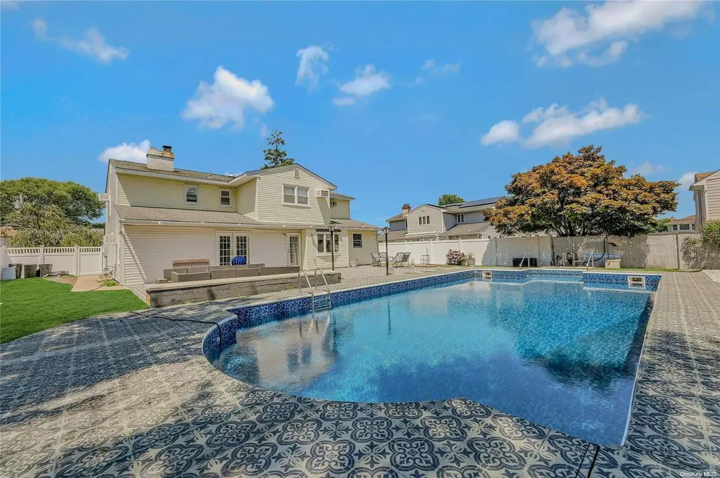 6 Gate Lane West Islip NY 11795
