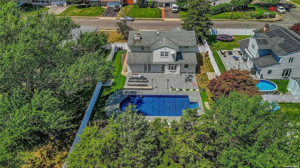 6 Gate Lane West Islip NY 11795