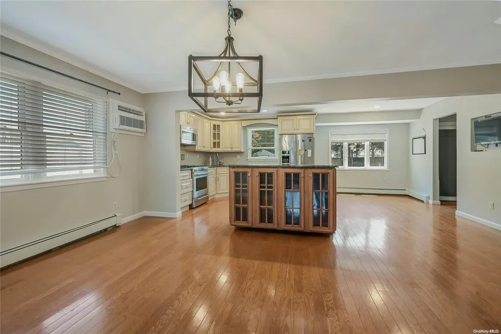 6 Gate Lane West Islip NY 11795