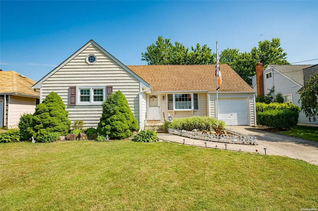 11 Leeds Lane North Babylon NY 11703
