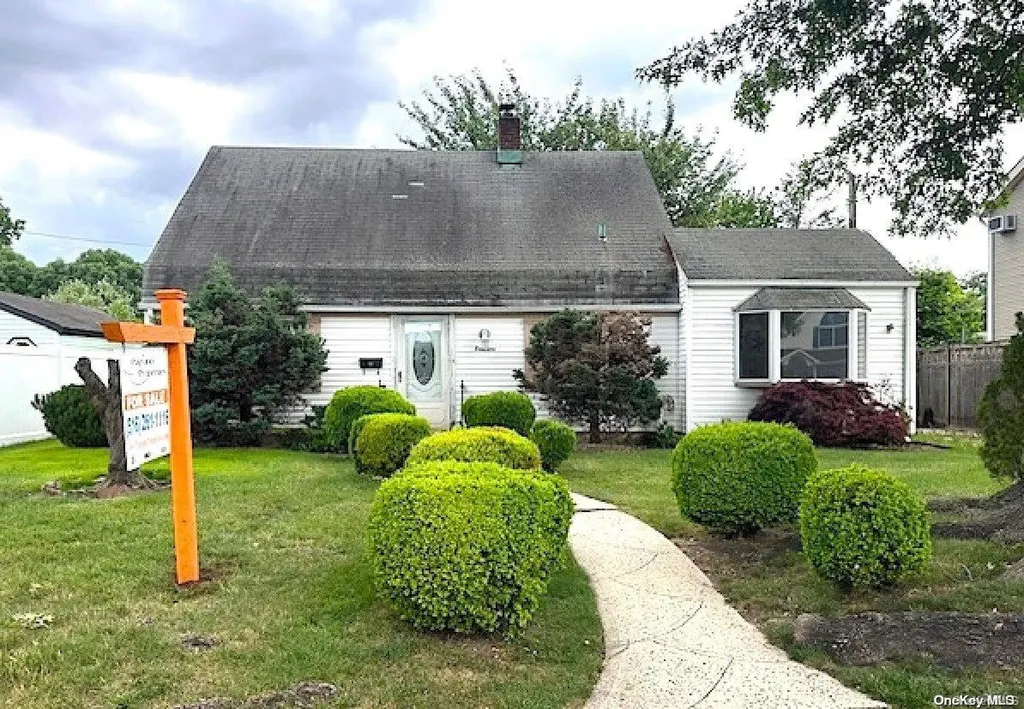 14 Lily Lane Levittown NY 11756