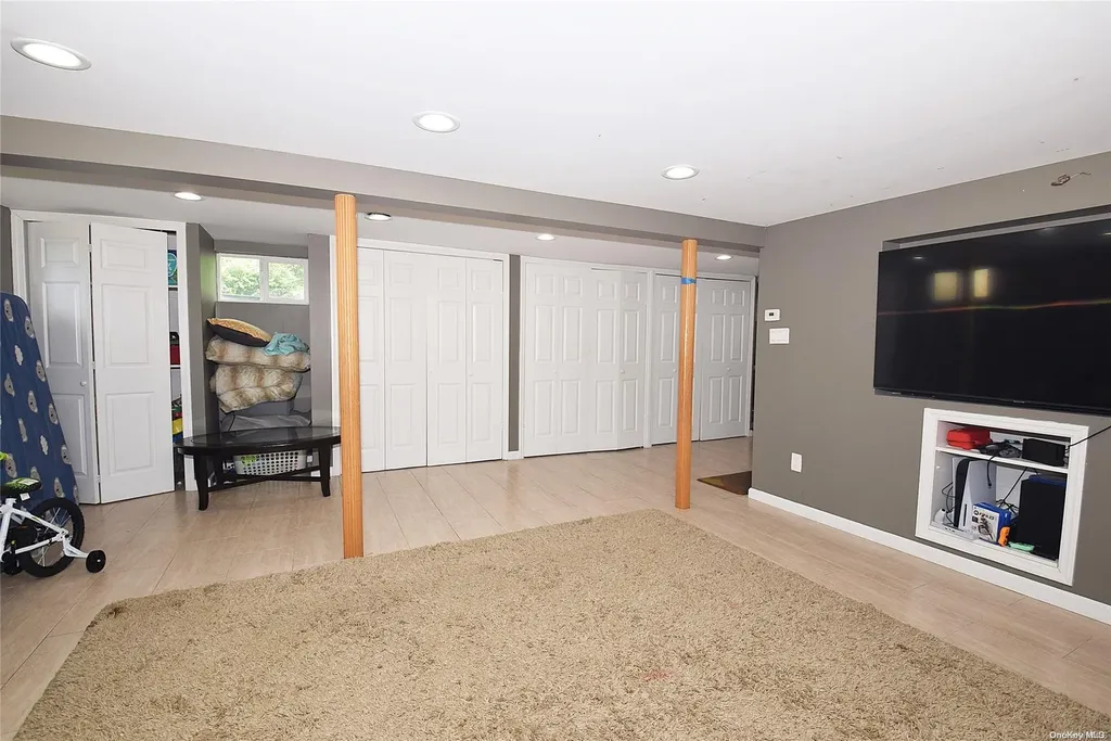 46 Mckinley Avenue Albertson NY 11507