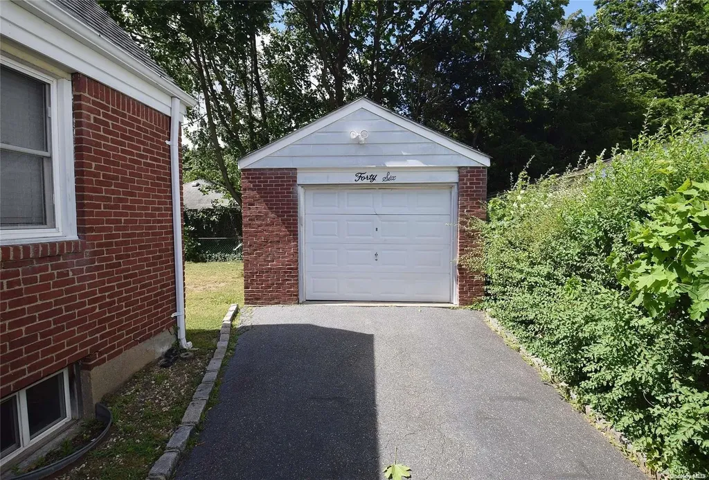 46 Mckinley Avenue Albertson NY 11507