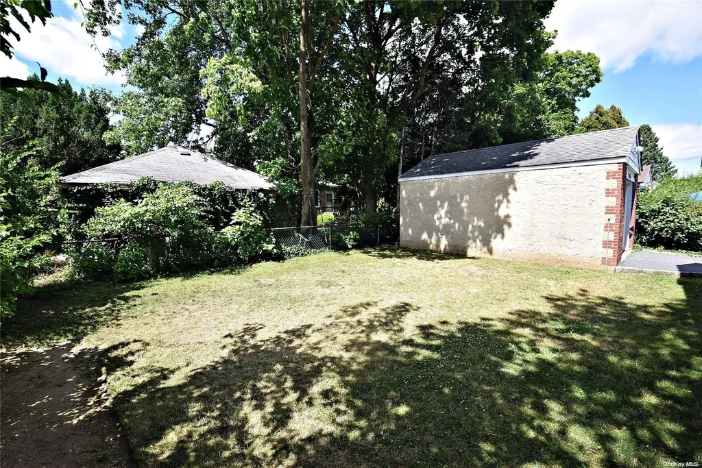 46 Mckinley Avenue Albertson NY 11507