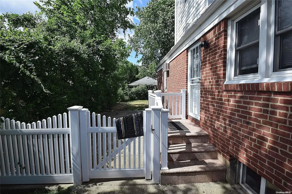 46 Mckinley Avenue Albertson NY 11507