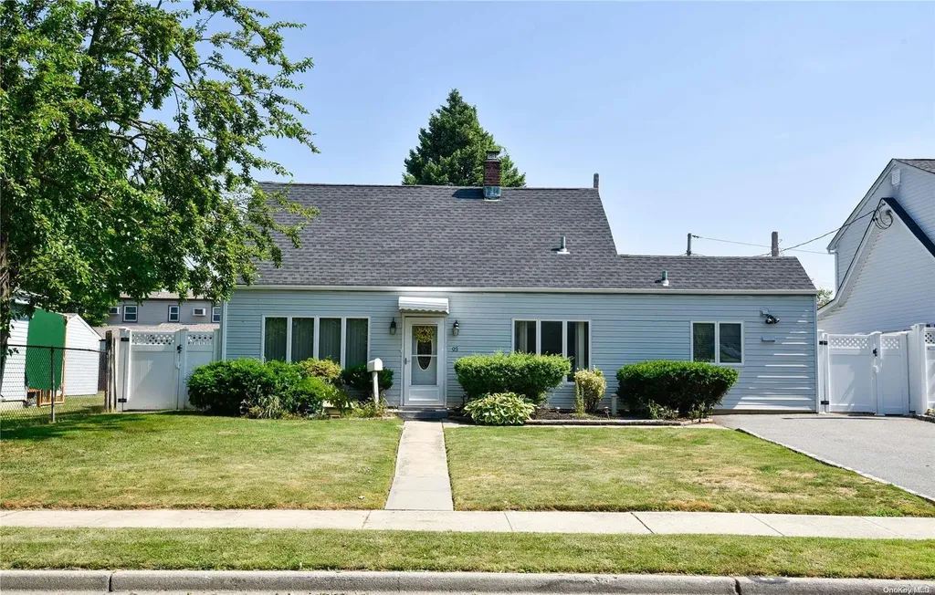 93 Old Oak Lane Levittown NY 11756