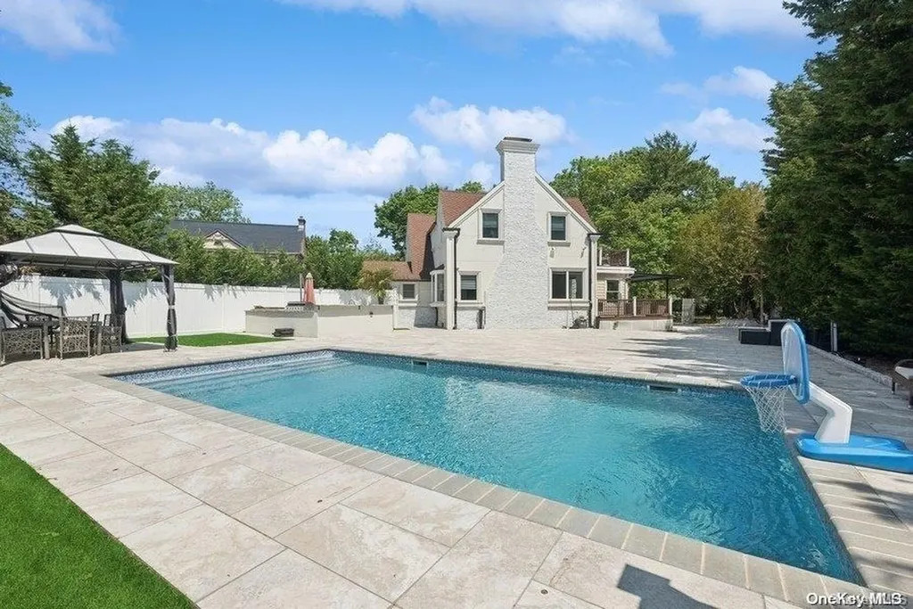 25 Ives Road Hewlett NY 11557
